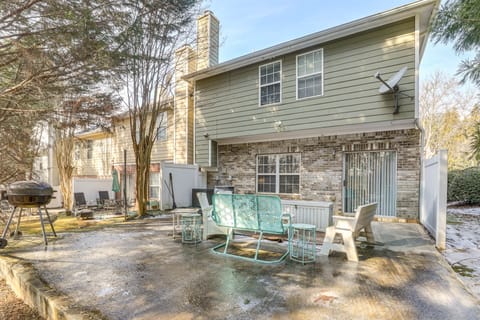 2 Mi to Suwanee Town Center: Spacious Townhome Apartment in Suwanee