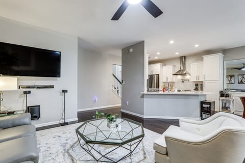 2 Mi to Suwanee Town Center: Spacious Townhome Apartment in Suwanee