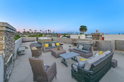 Stroll to Shore: Oceanside Condo w/ Hot Tub Access Apartment in Oceanside