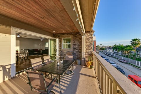 Stroll to Shore: Oceanside Condo w/ Hot Tub Access Apartment in Oceanside