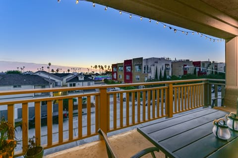 Stroll to Shore: Oceanside Condo w/ Hot Tub Access Apartment in Oceanside