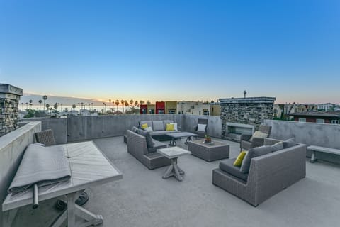 Stroll to Shore: Oceanside Condo w/ Hot Tub Access Apartment in Oceanside