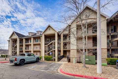 Fairway Views! Thousand Hills Golf Retreat Apartment in Branson