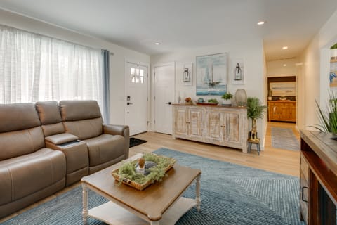 Deck, Fire Pit! Fully Updated Home Near Lake Huron House in Caseville