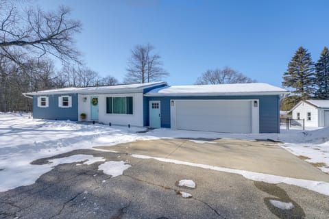 Deck, Fire Pit! Fully Updated Home Near Lake Huron House in Caseville