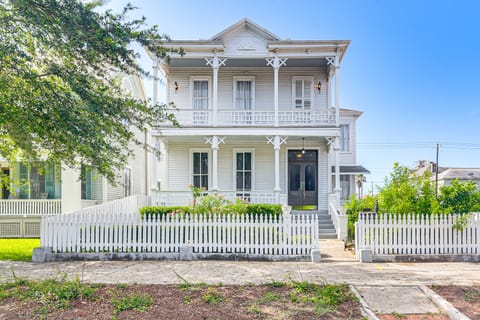 Walk to The Strand: Historic Family Base w/ Yard! House in Texas City