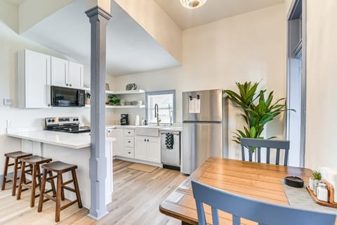 Walk to The Strand: Historic Family Base w/ Yard! House in Texas City