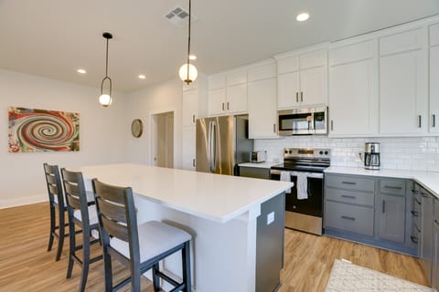 Walk to Restaurants: Modern Escape Near Kyle Field House in College Station