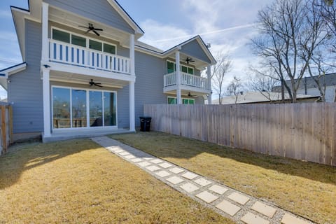 < 1 Mi to Texas A&M: Group Getaway w/ Balcony! House in College Station