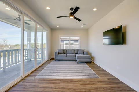 < 1 Mi to Texas A&M: Group Getaway w/ Balcony! House in College Station