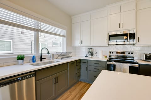 < 1 Mi to Texas A&M: Group Getaway w/ Balcony! House in College Station