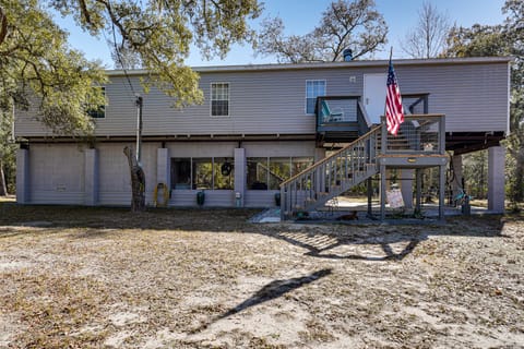 < 1 Mi From Suwannee River, Hideaway w/ Lanai House in Florida