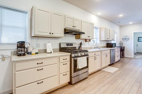 3 Mi to Bull Shoals Lake: Peaceful Escape w/ Patio House in Ozark Mountains