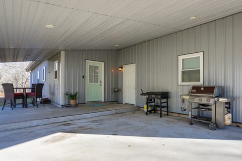 3 Mi to Bull Shoals Lake: Peaceful Escape w/ Patio House in Ozark Mountains