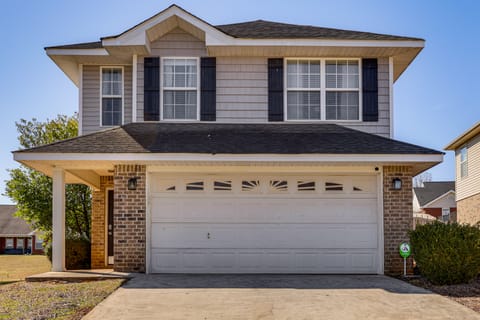 Quiet Suburban Huntsville Home: 8 Mi to Madison! House in Huntsville