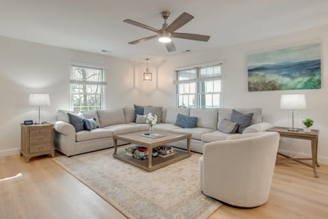 Mtn-View Deck! Modern Retreat Near Jump Off Rock House in Laurel Park