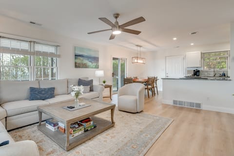 Mtn-View Deck! Modern Retreat Near Jump Off Rock House in Laurel Park