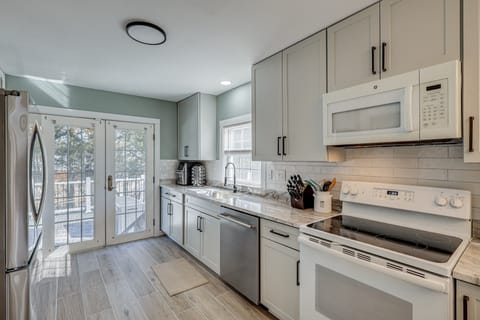 Walk to Broadkill Beach: Sleek Family Home w/ Deck House in Broadkill Beach