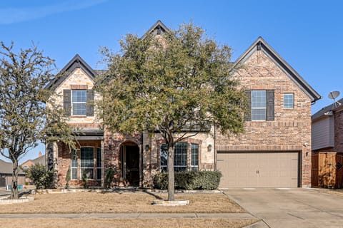 Modern Home w/ Office: Near Parks, Lake & Golf! House in Little Elm