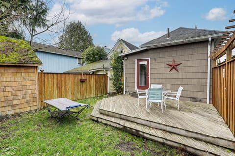 Walkable Spot, Fenced Yard! Ballard Craftsman Home House in Ballard