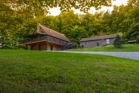 ‘Shady Point Retreat’ w/ Hot Tub & Pickleball! House in Ohio