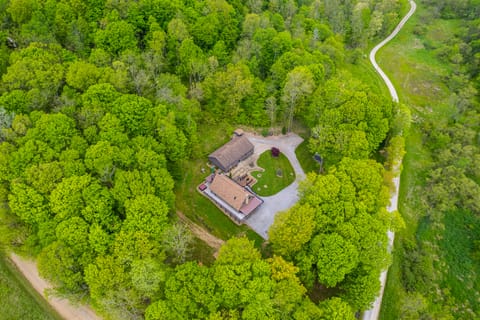 ‘Shady Point Retreat’ w/ Hot Tub & Pickleball! House in Ohio