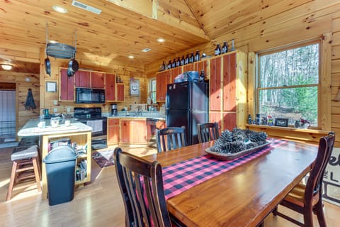 Private Trail & Large Porch! 2-Acre Murphy Retreat House in Tennessee