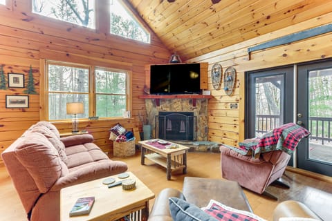 Private Trail & Large Porch! 2-Acre Murphy Retreat House in Tennessee