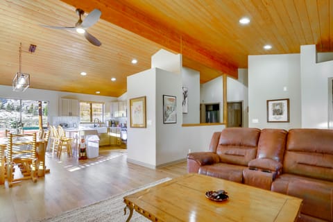 Walk to Cabriolet Lift! 3,600-Sq-Ft Family Home House in Snyderville