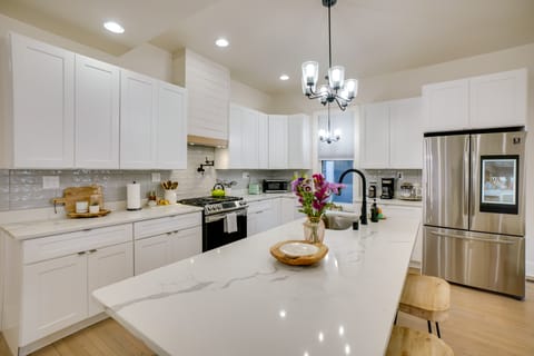 Heart of Bay View Neighborhood! Modern Retreat House in Milwaukee