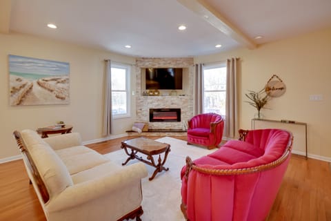 Walk to Kinnickinnic Ave! Newly Updated Abode House in Milwaukee