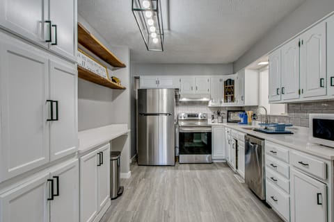 Peaceful Retreat w/ Private Hot Tub in New Albany House in Jefferson Township