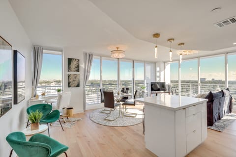 Elegant Condo w/ Stunning Views in Dtwn Hollywood Apartment in Hollywood