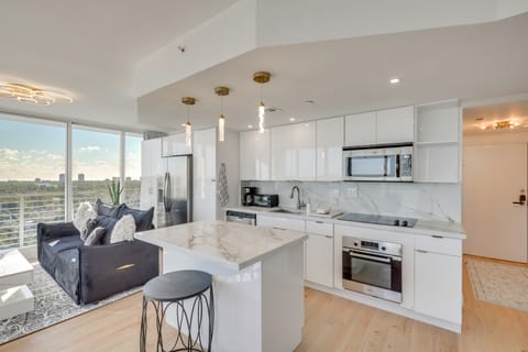 Elegant Condo w/ Stunning Views in Dtwn Hollywood Apartment in Hollywood