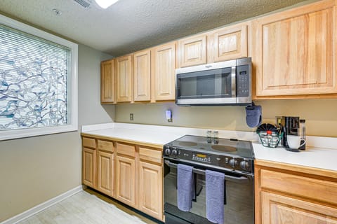 Family Friendly! Golf-Front Haven in Cherry Grove Apartment in Little River