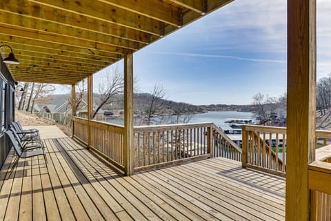 Private Dock & Theater Room: Lake Ozark Luxury House in Village Four Seasons