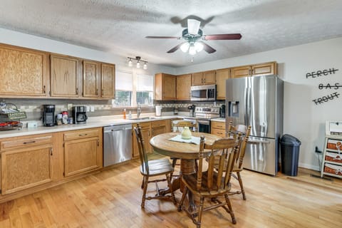 Fish & Swim Off the Dock: Lake Sinclair Family Gem House in Lake Sinclair