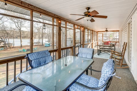 Fish & Swim Off the Dock: Lake Sinclair Family Gem House in Lake Sinclair