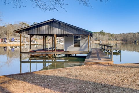 Fish & Swim Off the Dock: Lake Sinclair Family Gem House in Lake Sinclair