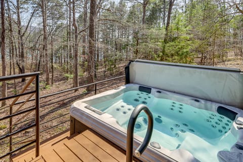 Hot Tub & Games Galore! Greers Ferry Lake Home House in Fairfield Bay