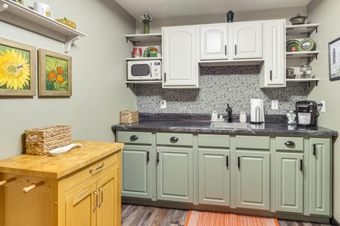 10 Mi to Downtown Clarksville: Studio w/ Patio! Apartment in Tennessee