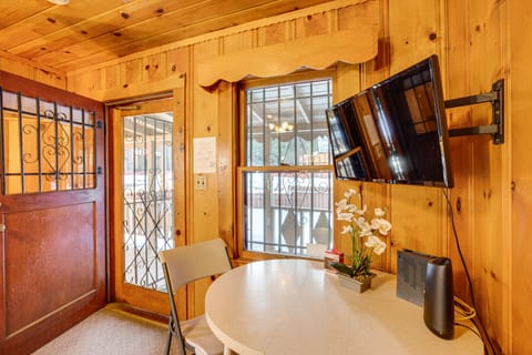 Close to Lake & Heavenly Mtn Resort! Quaint Cabin House in South Lake Tahoe