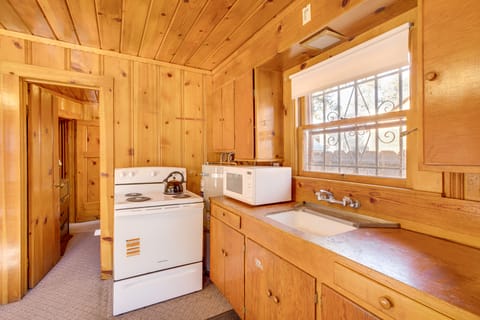Close to Lake & Heavenly Mtn Resort! Quaint Cabin House in South Lake Tahoe