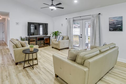 5 Mi to Beach & Main St Pier: Quiet Family Getaway House in Holly Hill