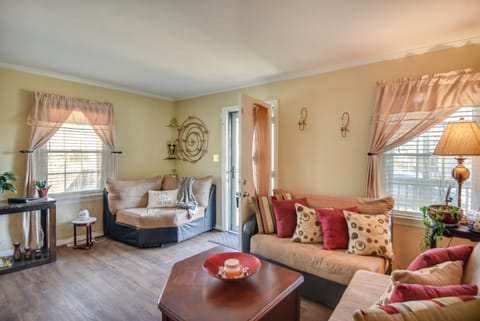 Private Yard & Patio BBQ! Norfolk Home Near Dtwn House in Norfolk