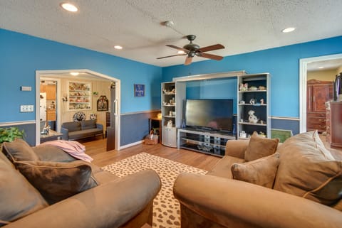 Private Yard & Patio BBQ! Norfolk Home Near Dtwn House in Norfolk