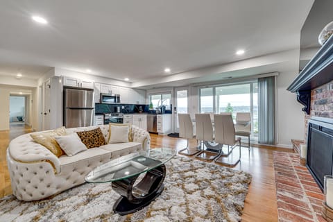 Stunning Lake Sammamish Views! Bellevue Retreat House in Bellevue