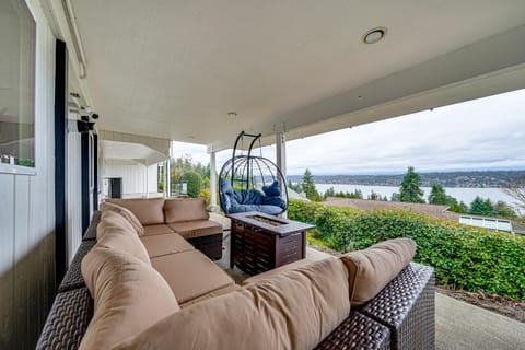 Stunning Lake Sammamish Views! Bellevue Retreat House in Bellevue