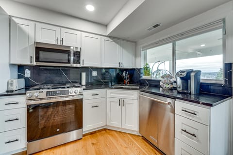 Stunning Lake Sammamish Views! Bellevue Retreat House in Bellevue