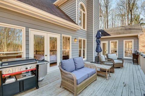 Serene Lake Lanier Home: Walk to Dock & Fire Pit House in Lake Lanier